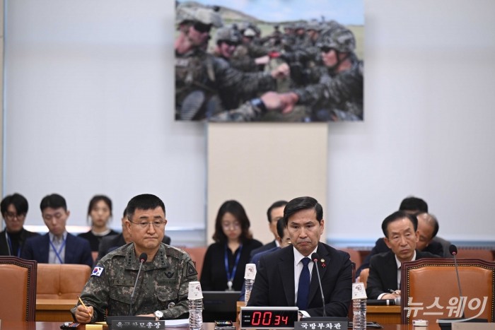 (오른쪽)김선호 국방부 차관과 전 계엄사령관인 박안수 육군참모총장이 5일 오전 서울 여의도 국회 국방위원회 전체회의에서 열린 '비상계엄 선포 경과 및 군 병력 동원에 관한 현안질의'에 출석해 의원의 질의를 경청하고 있다. 사진=강민석 기자 kms@newsway.co.kr