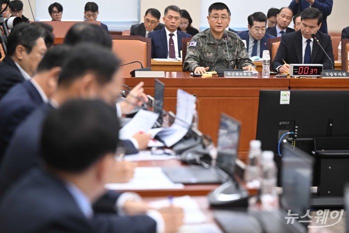 전 계엄사령관인 박안수 육군참모총장이 5일 오전 서울 여의도 국회 국방위원회 전체회의에서 열린 '비상계엄 선포 경과 및 군 병력 동원에 관한 현안질의'에 출석해 의원의 질의에 답변하고 있다. 사진=강민석 기자 kms@newsway.co.kr