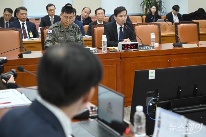 (오른쪽)김선호 국방부 차관이 5일 오전 서울 여의도 국회 국방위원회 전체회의에서 열린 '비상계엄 선포 경과 및 군 병력 동원에 관한 현안질의'에 출석해 의원의 질의에 답변하고 있다. 사진=강민석 기자 kms@newsway.co.kr