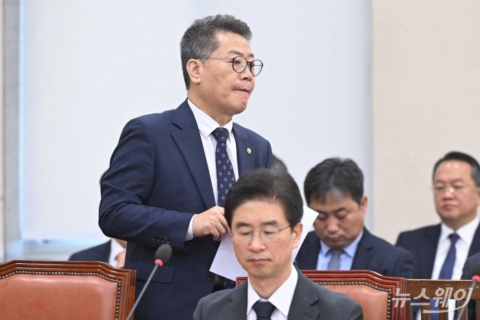 김용빈 중앙선거관리위원회 사무총장이 5일 오전 서울 여의도 국회 행정안전위원회 전체회의에서 열린 '비상계엄 선포 경과 및 경찰 병력 동원에 관한 현안질의'에 출석해 기관보고를 마친 뒤 자리로 이동하고 있다. 사진=강민석 기자 kms@newsway.co.kr