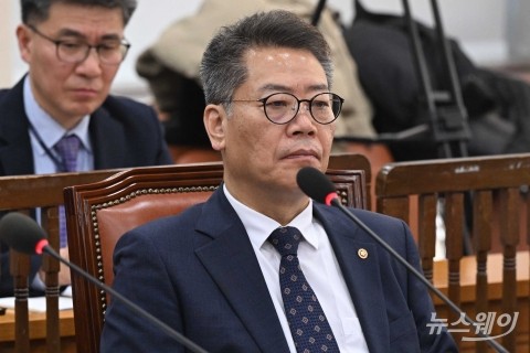 '계엄군, 중앙선관위 과천 청사 진입' 질의 경청하는 김용빈 사무총장