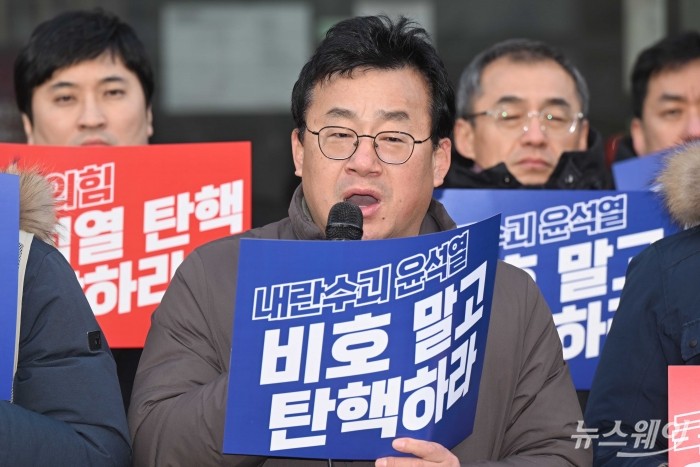 박종현 한국기자협회장이 6일 오후 서울 여의도 국민의힘 중앙당사 앞에서 열린 '윤석열 탄핵 거부하면 당신들도 내란 공범이다' 11단체(한국기자협회·한국사진기자협회·방송기자연합회·전국언론노동조합 등)긴급 기자회견에서 발언을 하고 있다. 사진=강민석 기자 kms@newsway.co.kr