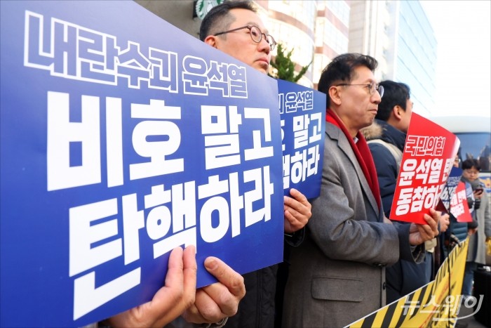 6일 오후 서울 여의도 국민의힘 중앙당사 앞에서 언론현업 11단체(방송기자연합회, 전국언론노동조합, 한국기자협회, 한국방송기술인연합회, 한국방송촬영인연합회, 한국사진기자협회, 한국아나운서연합회, 한국영상기자협회, 한국영상편집기자협회, 한국편집기자협회, 한국PD연합회) '윤석열 탄핵 거부하면 당신들도 내란 공범이다' 긴급 기자회견을 열고 있다. 사진=강민석 기자 kms@newsway.co.kr