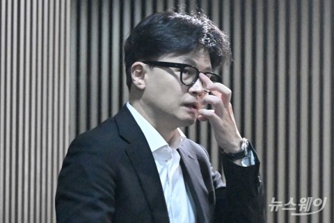 의총 잠시 나와 이동하는 한동훈 국민의힘 대표