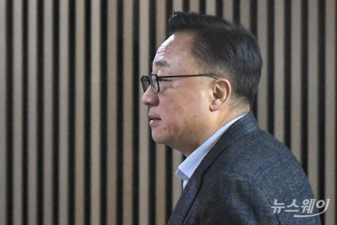 잠시 긴급 의총장 나온 고동진 국민의힘 의원