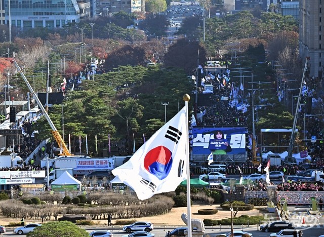 "뭐하나 쉽지 않네"···中에 쫓기고 美에 눌리고 발목 잡힌 반도체업계