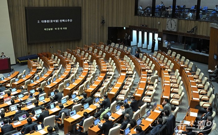 박찬대 더불어민주당 원내대표가 7일 서울 여의도 국회에서 열린 제418회 국회(정기회) 제17차 본회의에서 '윤석열 대통령 탄핵소추안'을 제안설명 하는 가운데 국민의힘 의원들의 자리가 비어있다. 사진=이수길 기자 Leo2004@newsway.co.kr