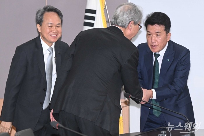(오른쪽)함영주 하나금융지주 회장과 임종룡 우리금융지주 회장이 9일 오전 서울 종로구 정부서울청사에서 열린 '금융상황 점검회의'에 앞서 악수를 하고 있다. (왼쪽부터)진옥동 신한금융지주 회장, 임 우리금융지주 회장, 함 하나금융지주 회장. 사진=강민석 기자 kms@newsway.co.kr