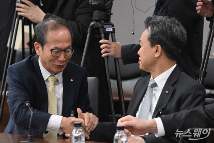 (왼쪽)양종희 KB금융지주 회장과 진옥동 신한금융지주 회장이 9일 오전 서울 종로구 정부서울청사에서 열린 '금융상황 점검회의'에 앞서 악수하며 대화하고 있다. 사진=강민석 기자 kms@newsway.co.kr