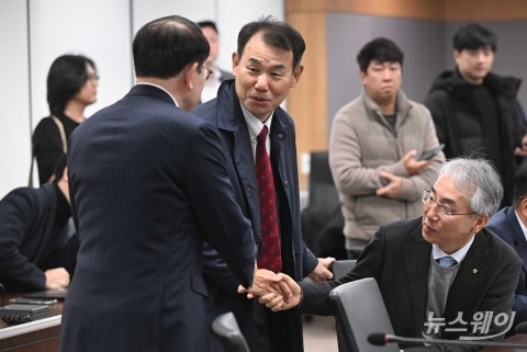 금융지주 회장들과 인사하는 정은보 한국거래소 이사장