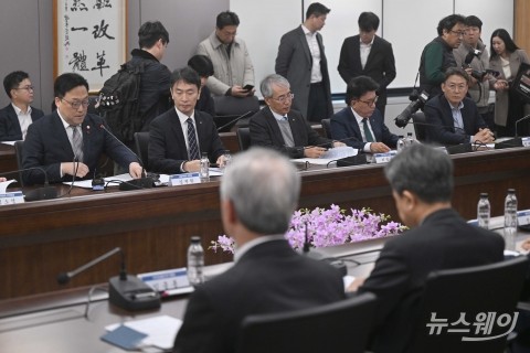 환율 고공행진에 애타는 금융지주···&quot;투자자 마음 잡아라&quot;