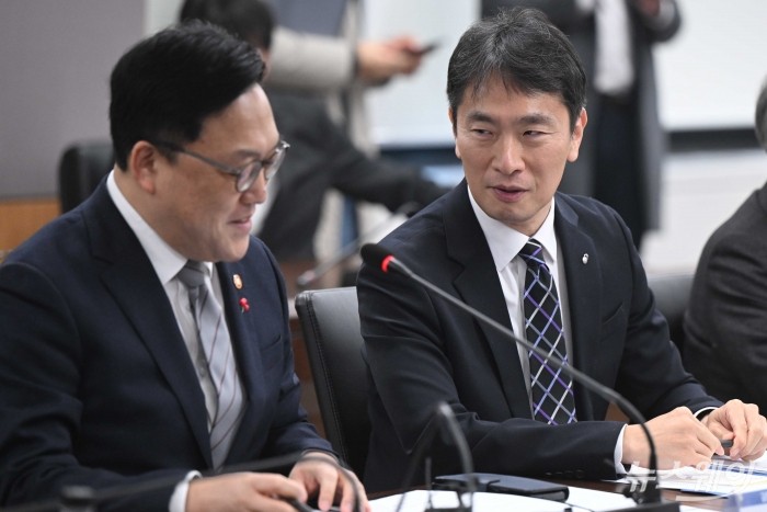 (왼쪽)김병환 금융위원회 위원장과 이복현 금융감독원장. 사진=강민석 기자 kms@newsway.co.kr