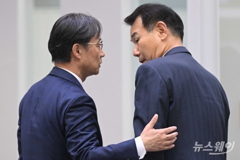 긴밀한 대화 나누는 유동수 민주당 의원·정은보 한국거래소 이사장