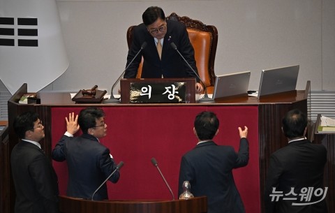 우원식 국회의장과 논의하는 여야 원내대표와 정책위의장