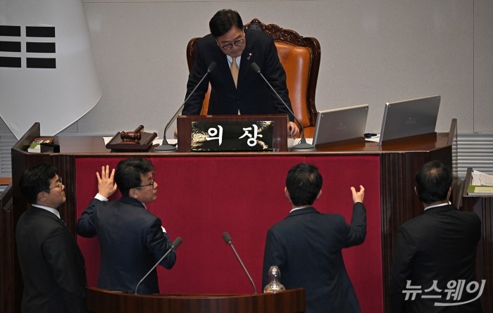 우원식 국회의장이 10일 오후 서울 여의도 국회에서 열린 제418회국회(정기회) 18차 본회의에서 지방교육재정교부금법 일부개정법률안(대안) 상정을 앞두고 국민의힘 김상훈 정책위의장, 배준영 원내수석부대표, 더불어민주당 박찬대 원내대표, 진성준 정책위의장을 불러 논의하고 있다. 사진=이수길 기자 Leo2004@newsway.co.kr