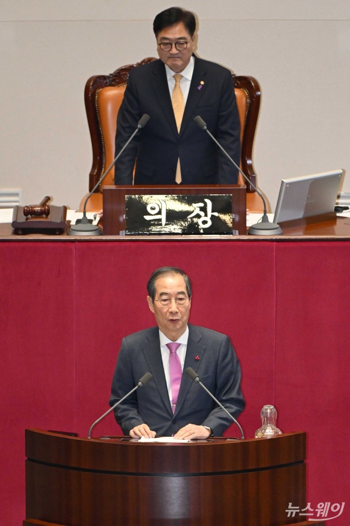 한덕수 국무총리가 10일 오후 서울 여의도 국회 본회의장에서 진행된 '제418회 국회(정기회) 제18차 본회의'에서 정부측 인사를 하고 있다. 사진=강민석 기자 kms@newsway.co.kr