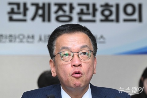 최상목 부총리 &quot;외환시장 변동 폭 줄어···주요 정책 속도감 있게 추진&quot;