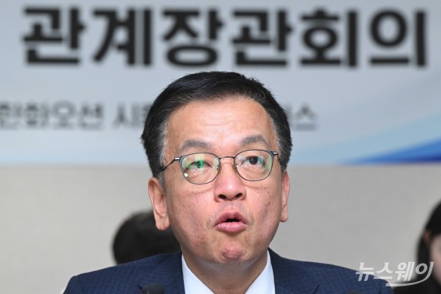 최상목 부총리 "외환시장 변동 폭 줄어···주요 정책 속도감 있게 추진"