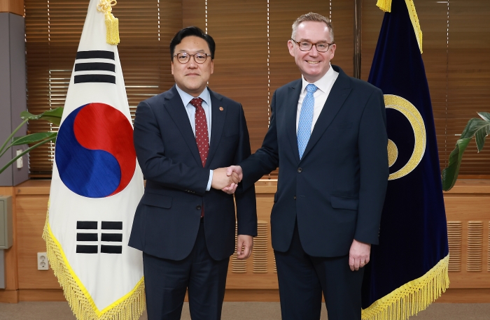 김병환 금융위원장이 11일 오전 서울 종로구 정부서울청사에서 콜린 크룩스 주한 영국대사와 면담 후 기념촬영을 하고 있다. 사진=금융위 제공