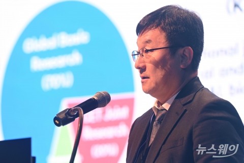 '글로벌 R&amp;D 정책사업 및 성과관리 방안' 주제발표하는 황성훈 과기부 국제협력관