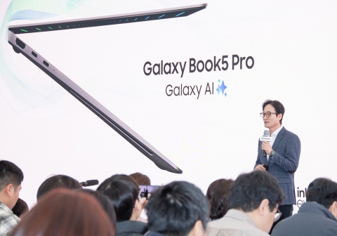 &quot;스크린에 원 그리자 검색&quot;···삼성, 갤럭시 북5 프로로 AI PC 시장 공략