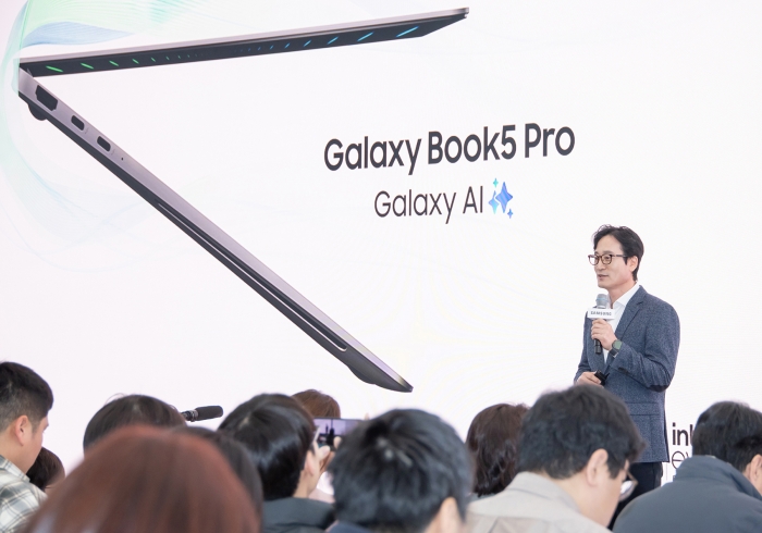 '삼성 강남'에서 진행된 '갤럭시 북5 Pro' 미디어 브리핑 행사에서 삼성전자 MX사업부 갤럭시 에코 비즈 팀장 이민철 상무가 '갤럭시 북5 Pro'를 소개하는 모습. 사진=삼성전자 제공