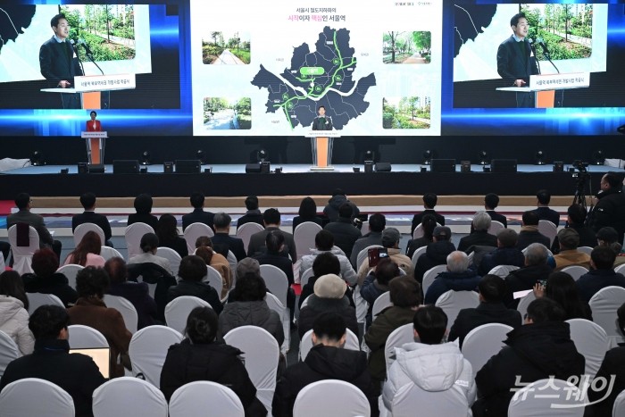 오세훈 서울시장이 12일 오전 서울 중구 청파로 인근에서 열린 서울역북부역세권 개발사업 착공식에서 환영사를 하고 있다. 사진=강민석 기자 kms@newsway.co.kr
