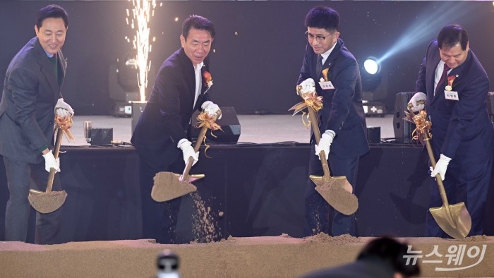 (왼쪽부터)오세훈 서울시장, 한문희 한국철도공사 사장, 김승모 한화 건설부문 대표이사, 박영한 서울시의회 중구 시의원이 12일 오전 서울 중구 청파로 인근에서 열린 서울역북부역세권 개발사업 착공식에서 첫 삽을 뜨고 있다. 사진=강민석 기자 kms@newsway.co.kr
