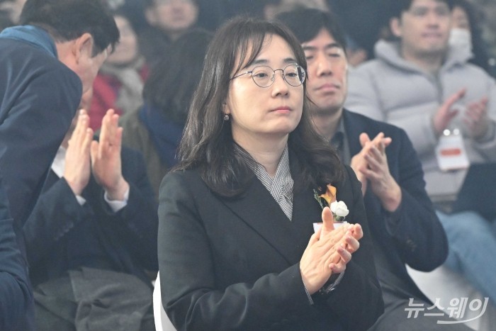 김은희 한화커넥트 대표이사가 12일 오전 서울 중구 청파로 인근에서 열린 서울역북부역세권 개발사업 착공식에 참석해 박수를 치고 있다. 사진=강민석 기자 kms@newsway.co.kr