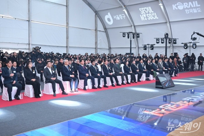 (앞 줄 왼쪽부터)박철광 한화 건설부문 개발사업본부장, 김은희 한화커넥트 대표이사, 김기태 한국철도공사 신성장사업본부장, 문경원 한화임팩트 대표이사, 박영한 서울시의회 중구 시의원, 김승모 한화 건설부문 대표이사, 한문희 한국철도공사 사장, 오세훈 서울시장, 최호정 서울시의회 의장, 김길성 서울시 중구청장, 김길영 서울시의회 도시계획균형위원회 위원장, 옥재은 서울시의회 중구 시의원, 김형조 한화호텔리조트 대표이사, 조남준 서울시 도시공간본부장, 김광모 한국철도공사 서울본부장이 12일 오전 서울 중구 청파로 인근에서 열린 서울역북부역세권 개발사업 착공식에 참석해 자리하고 있다. 사진=강민석 기자 kms@newsway.co.kr