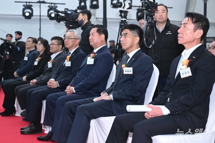 김승모 한화 건설부문 대표이사가 12일 오전 서울 중구 청파로 인근에서 열린 서울역북부역세권 개발사업 착공식에 참석해 자리하고 있다. (오른쪽 첫 번째부터)한문희 한국철도공사 사장, 김 한화 건설부문 대표, 박영한 서울시의회 중구 시의원, 문경원 한화임팩트 대표이사, 김기태 한국철도공사 신성장사업본부장, 김은희 한화커넥트 대표이사, 박철광 한화 건설부문 개발사업본부장. 사진=강민석 기자 kms@newsway.co.kr