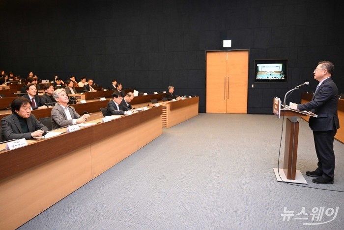 박일준 대한상공회의소 상근부회장이 12일 오후 서울 중구 대한상공회의소에서 열린 '트럼프 2.0시대' 2025년 물류시장 전망 세미나에서 환영사를 하고 있다. 사진=강민석 기자 kms@newsway.co.kr