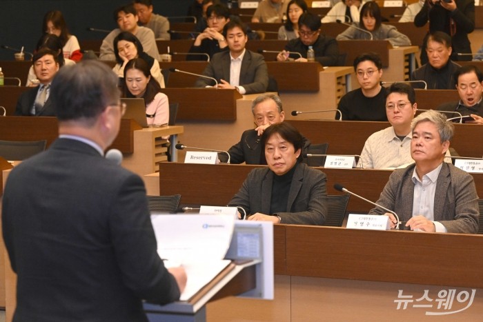 신영수 대한상공회의소 물류위원회 위원장 겸 CJ대한통운 대표이사와 양재훈 아신 대표이사가 12일 오후 서울 중구 대한상공회의소에서 열린 '트럼프 2.0시대' 2025년 물류시장 전망 세미나에서 박일준 대한상공회의소 상근부회장의 환영사를 경청하고 있다. 사진=강민석 기자 kms@newsway.co.kr