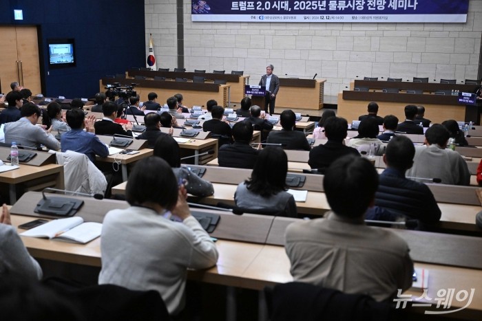 신영수 대한상공회의소 물류위원회 위원장 겸 CJ대한통운 대표이사가 12일 오후 서울 중구 대한상공회의소에서 열린 '트럼프 2.0시대' 2025년 물류시장 전망 세미나에서 인사말을 하고 있다. 사진=강민석 기자 kms@newsway.co.kr
