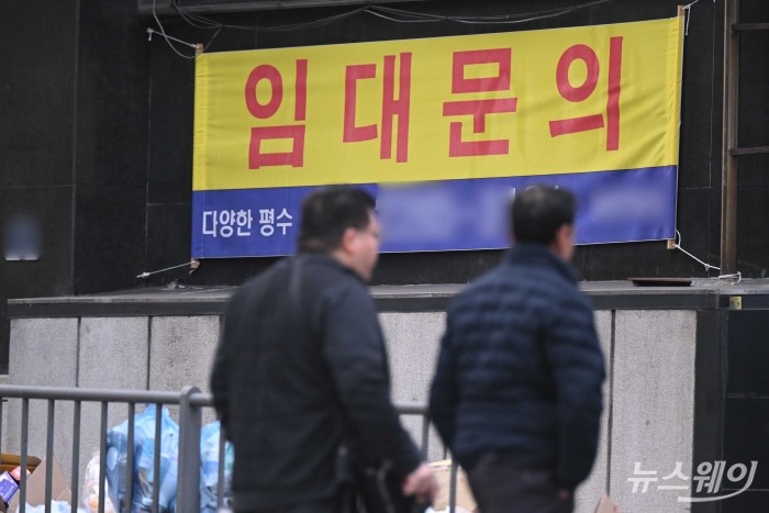 소비침체로 인해 가계소득 감소로 자영업 폐업률이 역대 최고 수준으로 기록하고 있는 12일 오후 서울 시내 한 식당가 및 상가 외벽에 임대 문의 안내문이 부착돼 있다. 사진=강민석 기자 kms@newsway.co.kr