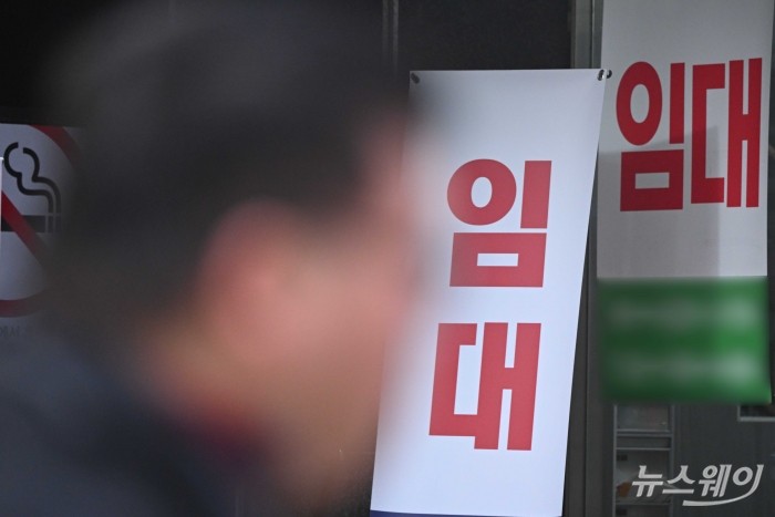 소비침체로 인해 가계소득 감소로 자영업 폐업률이 역대 최고 수준으로 기록하고 있는 12일 오후 서울 시내 한 식당가 및 상가 출입구에 임대 문의 안내문이 부착돼 있다. 사진=강민석 기자 kms@newsway.co.kr