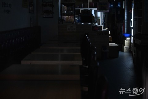 소비침체로 인해 불 꺼진 매장과 늘어나는 폐업률···韓 자영업계 미래는?