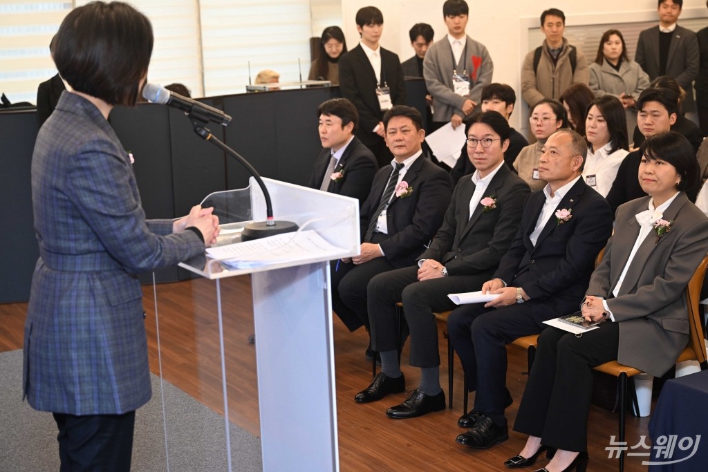 오영주 중기부 장관 환영사 경청하는 이선정·최현규·이정욱·최원영·고석원