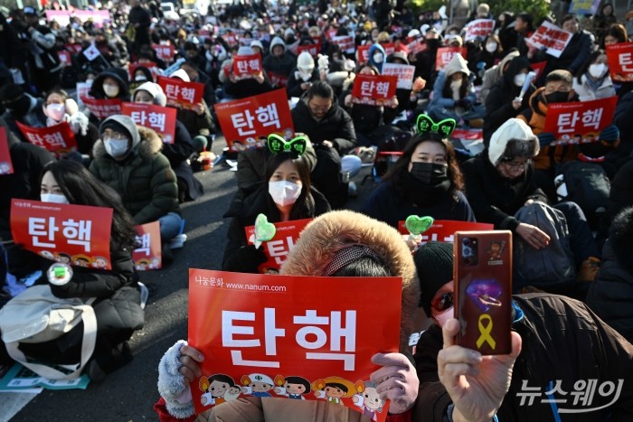 촛불행동·민주노총을 비롯한 시민들이 14일 오후 서울 국회의사당 인근에서 열린 '내란수괴 윤석열 즉각 탄핵 범국민촛불 大행진' 집회에서 손팻말을 들고 구호 외치고 있다. 사진=강민석 기자 kms@newsway.co.kr