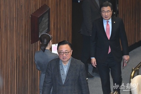 尹탄핵안 표결 위해 본회의장 향하는 국민의힘 의원들