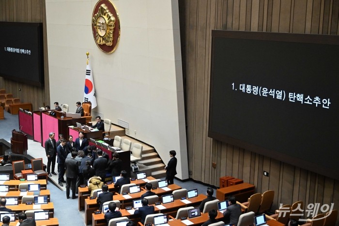 '대통령(윤석열) 탄핵소추안'에 대한 표결이 14일 오후 서울 여의도 국회 본회의에서 열린 '제419회국회(임시회) 제419-4차(의사일정)'에서 개표되고 있다. 사진=강민석 기자 kms@newsway.co.kr