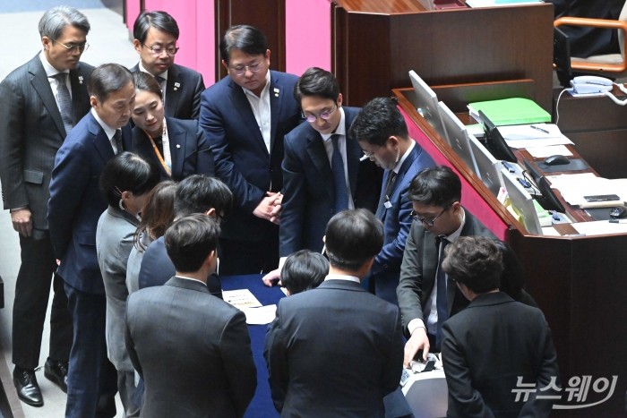 '대통령(윤석열) 탄핵소추안'에 대한 표결이 14일 오후 서울 여의도 국회 본회의에서 열린 '제419회국회(임시회) 제419-4차(의사일정)'에서 개표되고 있다. 사진=강민석 기자 kms@newsway.co.kr