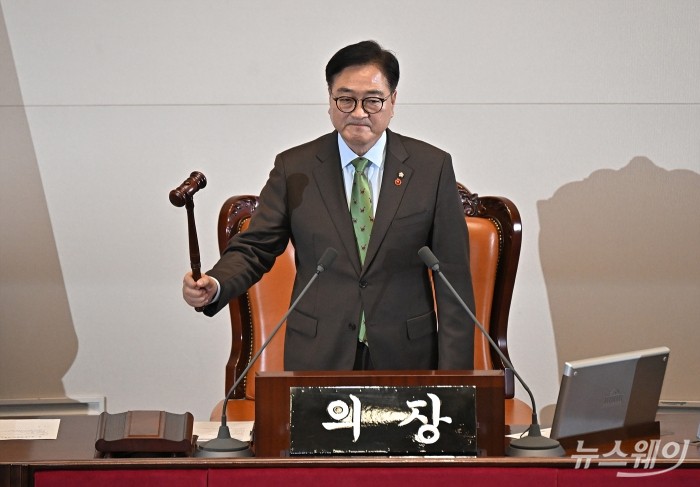 우원식 국회의장이 14일 오후 서울 여의도 국회에서 열린 본회의에서 의사봉을 두드리고 있다. 사진=이수길 기자 Leo2004@newsway.co.kr