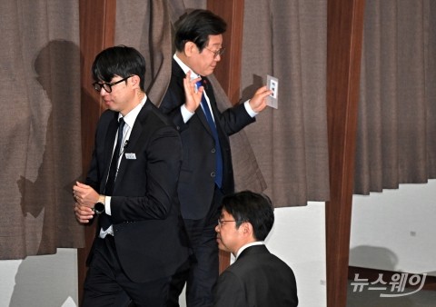 윤석열 대통령 탄핵소추안 투표하는 이재명 더불어민주당 대표