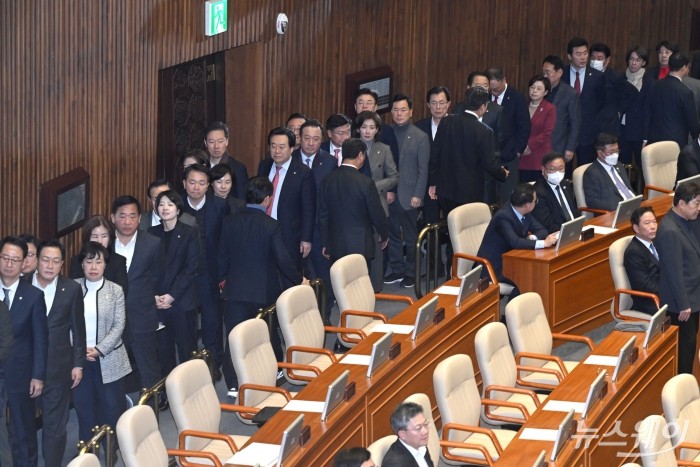 국회의원들이 14일 오후 서울 여의도 국회 본회의에서 열린 '제419회국회(임시회) 제419-4차(의사일정)'에서 '대통령(윤석열) 탄핵소추안'에 대한 표결을 진행하기 위해 줄 서고 있다. 사진=강민석 기자 kms@newsway.co.kr