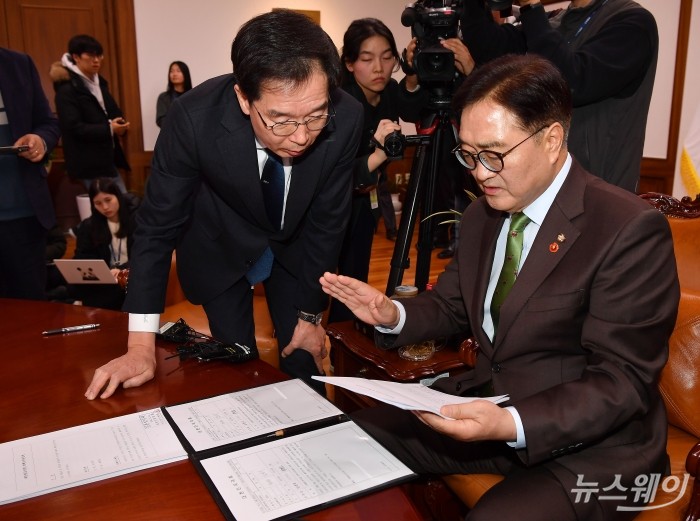 윤석열 대통령에 대한 탄핵소추안 표결이 가결된 14일 오후 서울 여의도 국회에서 우원식 국회의장이 정명호 의사국장으로 부터 탄핵소추의결서를 전달 받고 있다. 사진=이수길 기자 Leo2004@newsway.co.kr