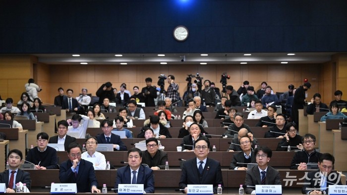 (앞 줄 오른쪽 세 번째)정인교 산업통상자원부 통상교섭본부장과 (앞 줄 왼쪽 세 번째)이계인 대한상공회의소 국제통상위원회 위원장 겸 포스코인터내셔널 대표이사를 비롯한 참석자들이 16일 오후 서울 중구 대한상공회의소에서 열린 트럼프 2기 통상규제 세미나에 참석해 자리하고 있다. 사진=강민석 기자 kms@newsway.co.kr