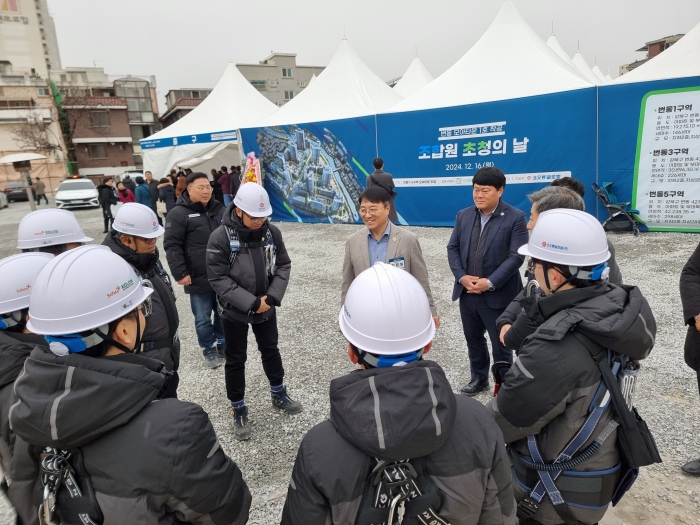 김정일 코오롱글로벌 대표이사가 서울 강북구 번동모아타운 현장에서 임직원들을 격려하는 모습. 사진=장귀용 기자