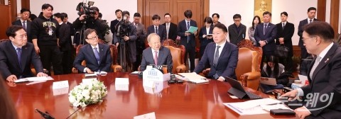 우원식 국회의장 만난 최태원·손경식·윤진식·김기문