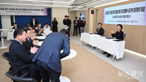 박수치는 유상임 과기부 장관·오영주 중기부 장관